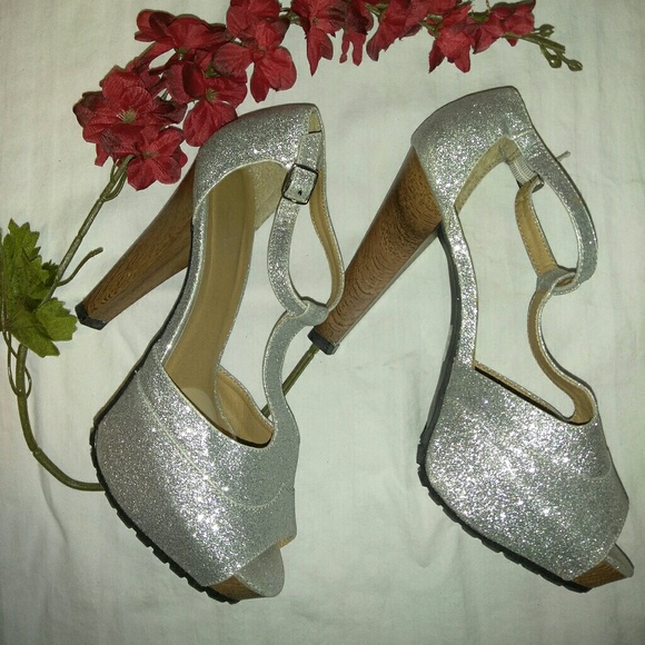 Qupid Shoes - Brand new beautiful silver shiny heels